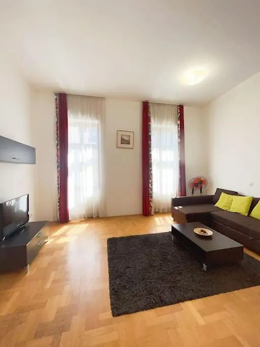Spacious In A Vibrant Center Budapest 0*,  Hungary