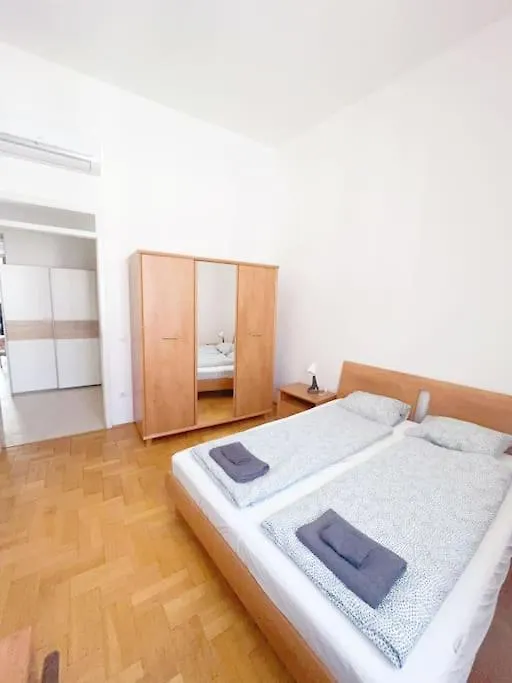 Apartment Spacious In A Vibrant Center Budapest