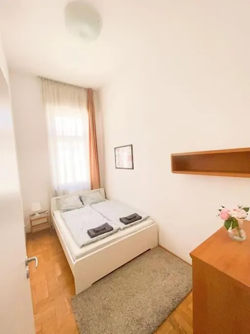 Spacious In A Vibrant Center Budapest 0*,  Hungary