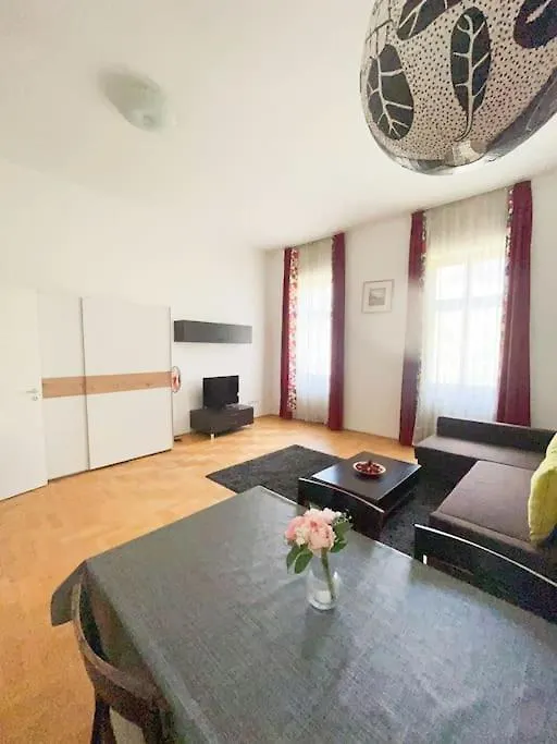 Apartment Spacious In A Vibrant Center Budapest