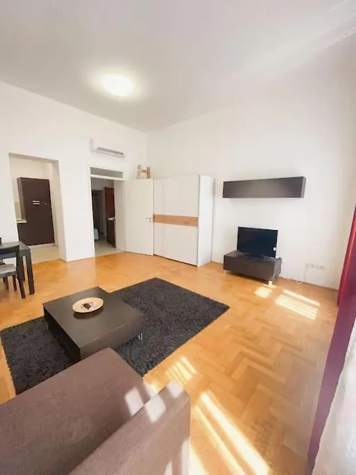Spacious In A Vibrant Center Budapest Apartment